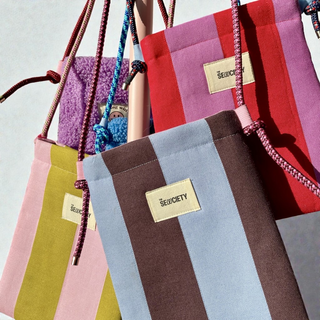 Tijdens deze workshop telefoontasje naaien in Groningen maak je in 3 uur jouw eigen trendy, handgemaakte mini-bag. Je kiest zelf de kleuren, stoffen en koorden, zodat jouw tas helemaal jouw vibe heeft.