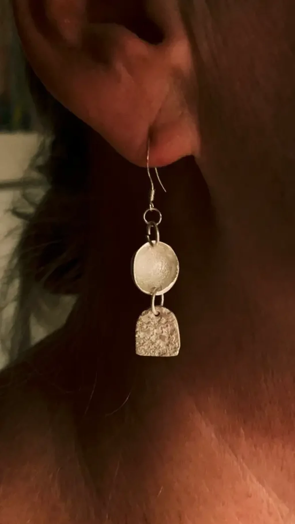 Maak oorbellen of een hanger van zilverklei