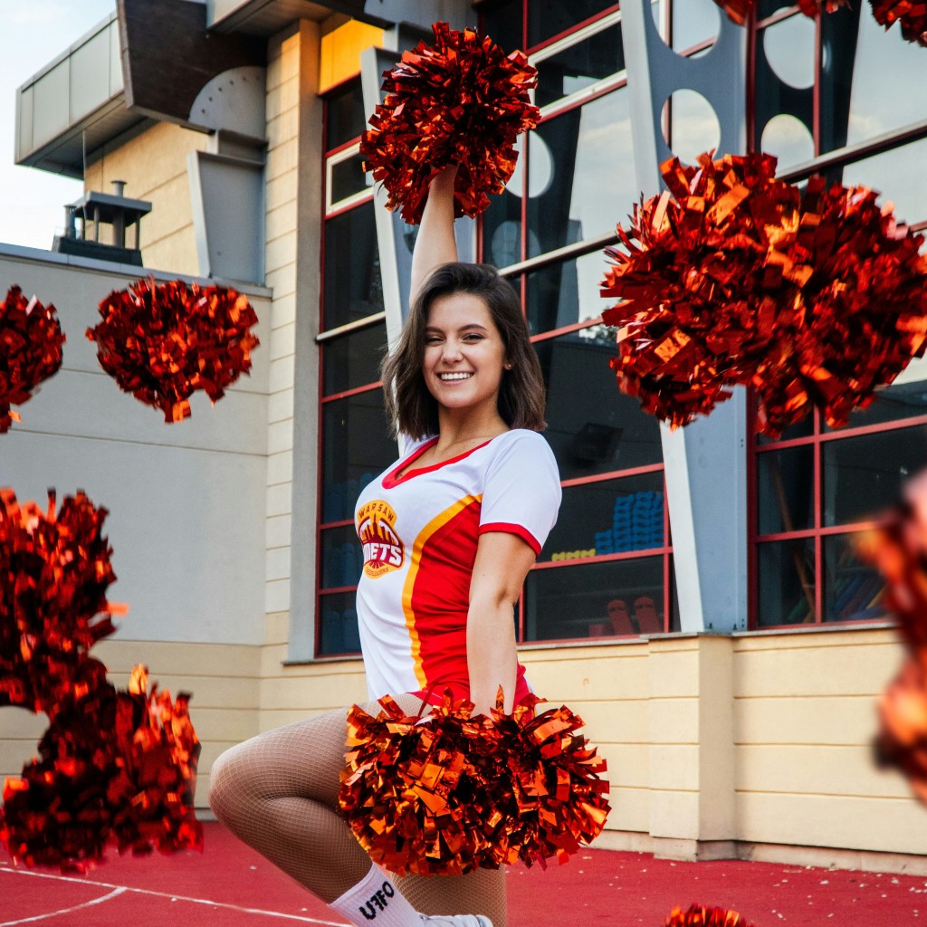 1771524702_cheerleaden-met-pompons.jpg